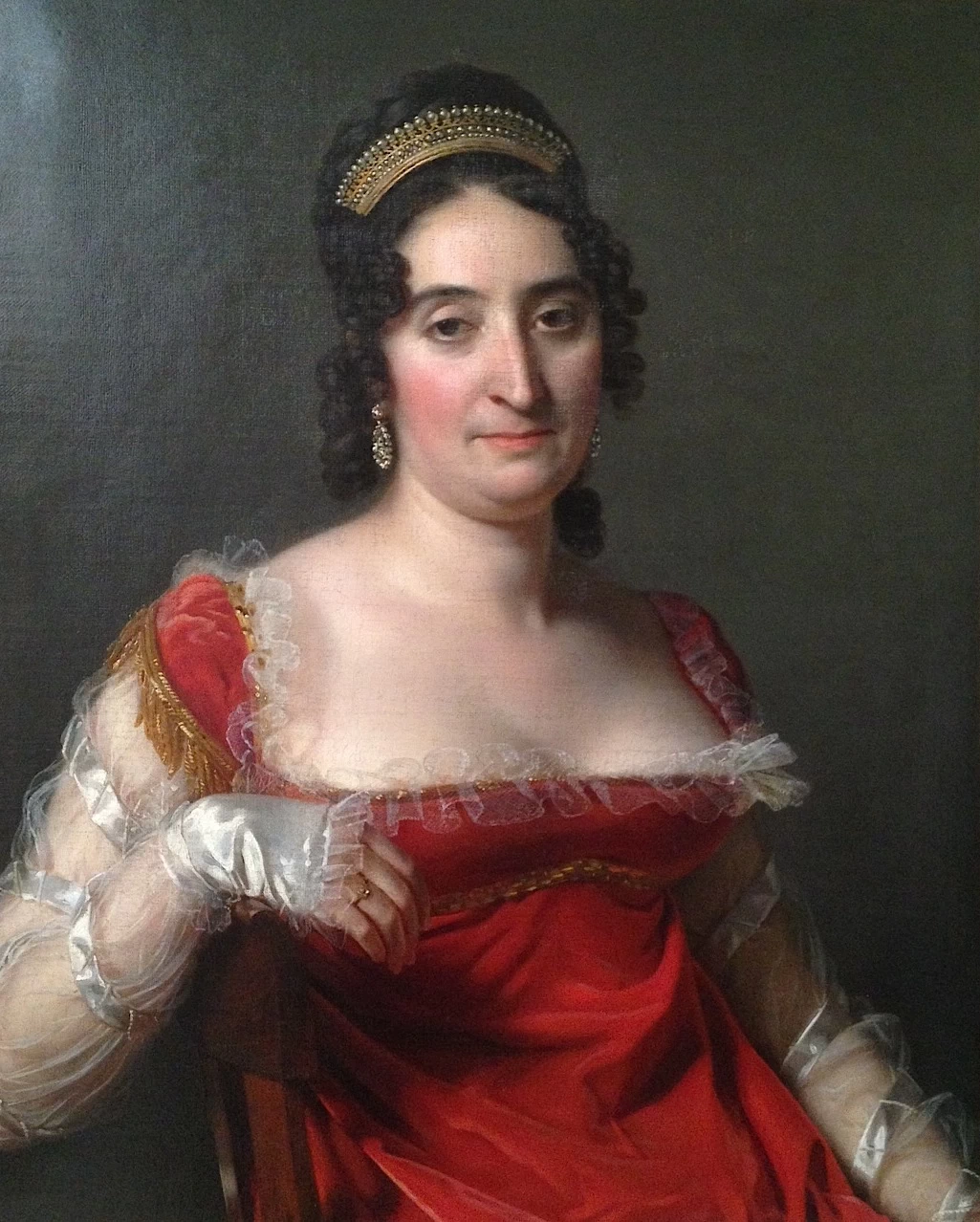 Signora in rosso che indossa una tiara